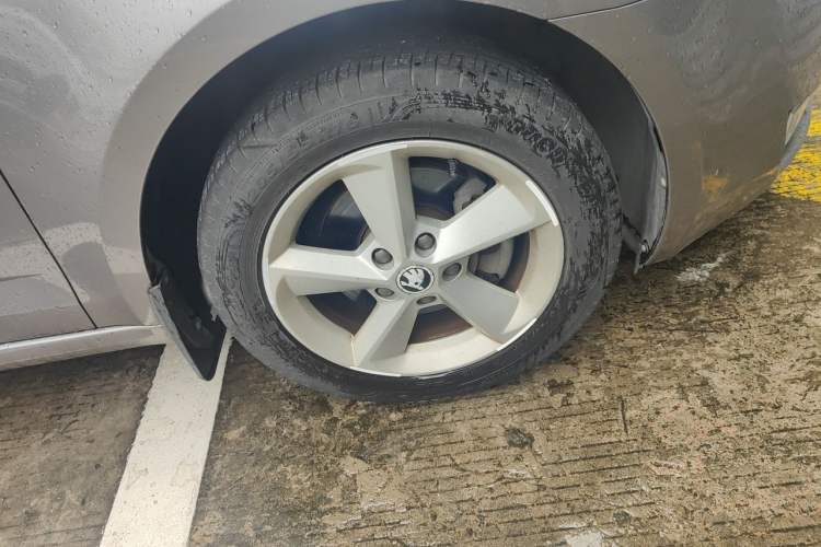Used Skoda Octavia 2016 1.6L Automatic Chuanxing Edition Right Front Wheel Hub