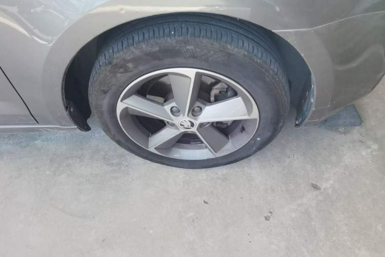 Used Skoda Octavia 2016 TSI280 DSG Smart Drive Edition Right Front Wheel Hub