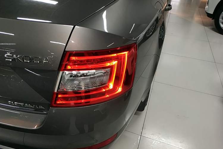 Used Skoda Octavia 2016 1.6L Automatic Smart Drive Edition Right Rear Taillight