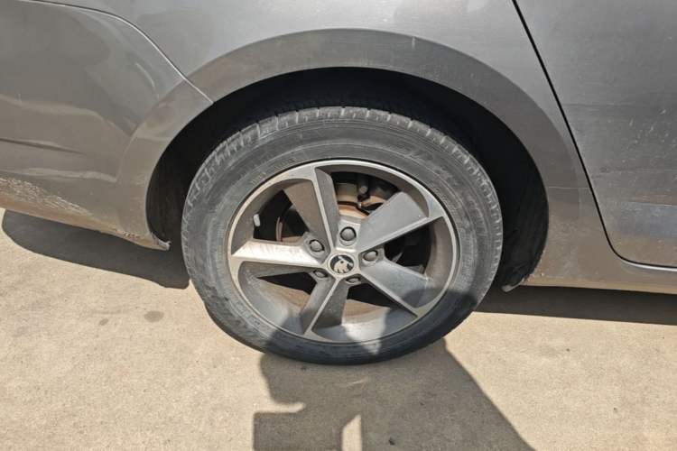 Used Skoda Octavia 2016 1.6L Automatic Smart Drive Edition Right Rear Wheel Hub