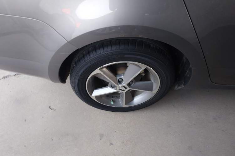 Used Skoda Octavia 2016 1.6L Automatic Smart Drive Edition Right Rear Wheel Hub