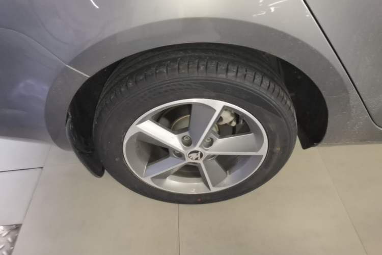 Used Skoda Octavia 2016 1.6L Automatic Smart Drive Edition Right Rear Wheel Hub