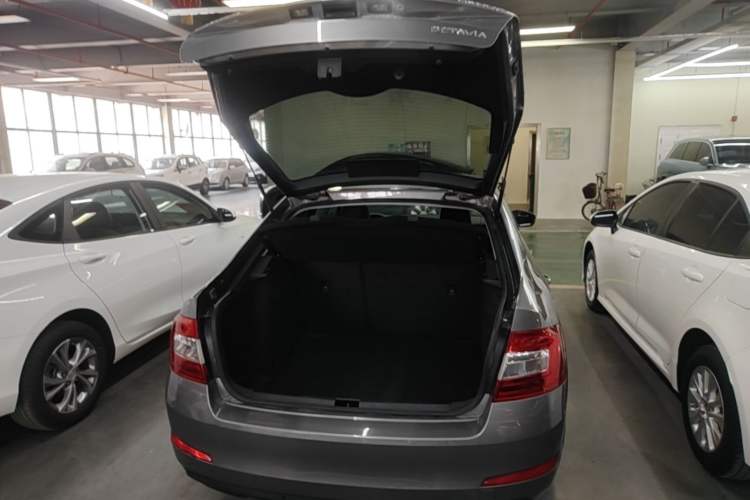 Used Skoda Octavia 2016 1.6L Manual Trend Edition Trunk