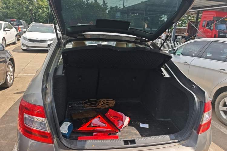 Used Skoda Octavia 2016 1.6L Automatic Smart Drive Edition Trunk