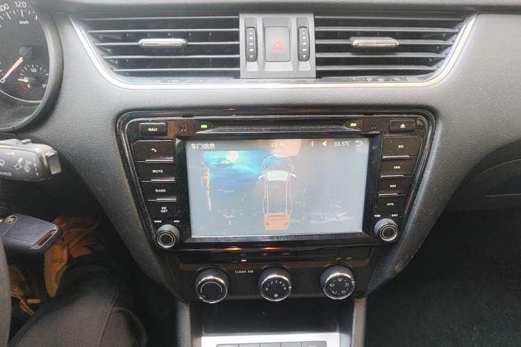 Used Skoda Octavia 2016 1.6L Manual Trend Edition Audio And AC Panel