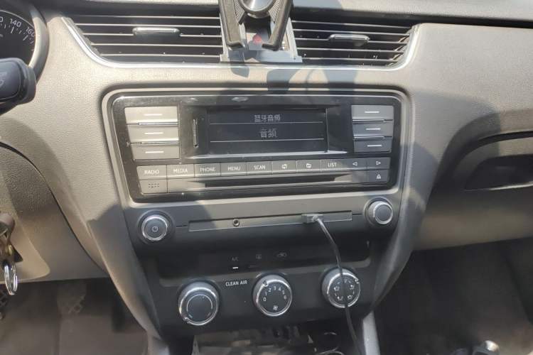 Used Skoda Octavia 2016 1.6L Manual Trend Edition Audio And AC Panel