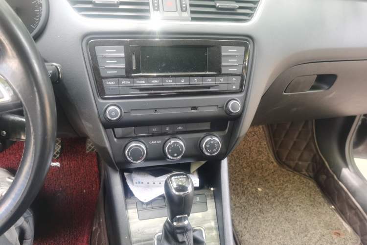 Used Skoda Octavia 2016 1.6L Automatic Smart Drive Edition Audio And AC Panel