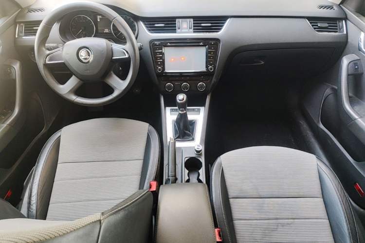 Used Skoda Octavia 2016 1.6L Manual Trend Edition Center Console