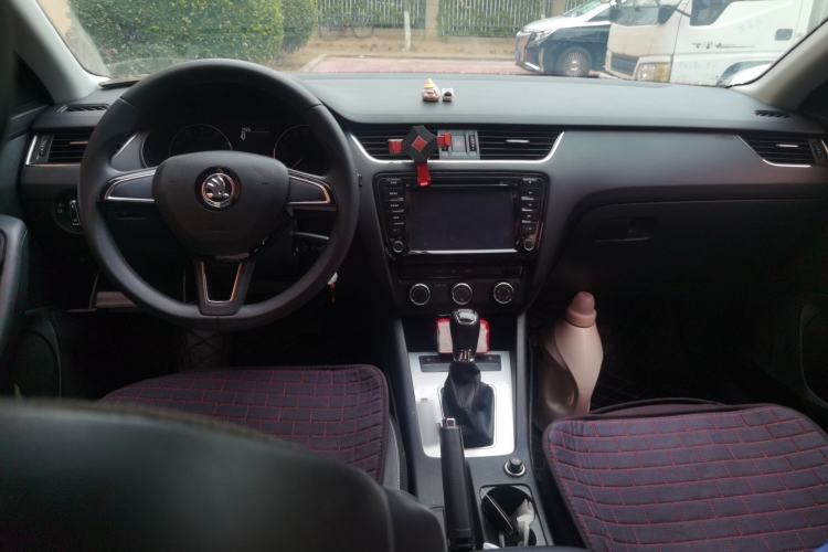 Used Skoda Octavia 2016 1.6L Automatic Chuanxing Edition Center Console