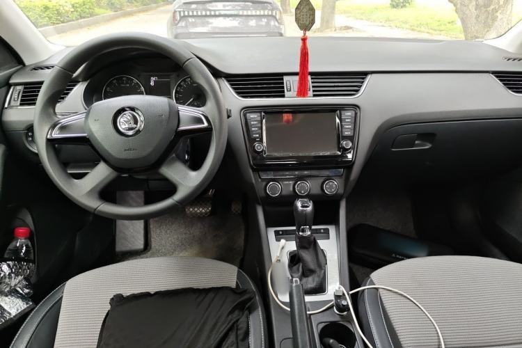 Used Skoda Octavia 2016 1.6L Automatic Chuanxing Edition Center Console