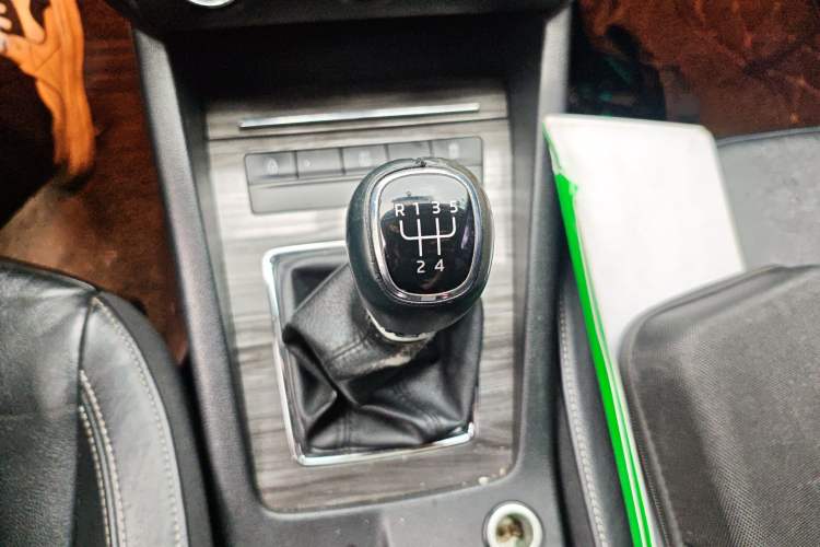 Used Skoda Octavia 2016 1.6L Manual Smart Drive Version Gear Lever