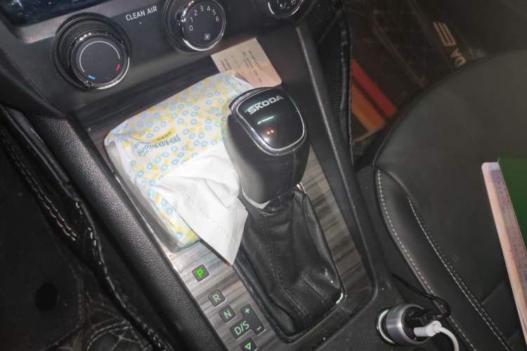 Used Skoda Octavia 2016 1.6L Automatic Smart Drive Edition Gear Lever