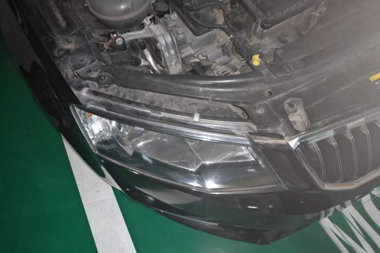 Used Skoda Octavia 2016 1.6L Automatic Smart Drive Edition Right Front Headlight