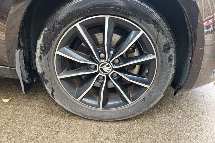 Used Skoda Octavia 2016 1.6L Manual Smart Drive Version Right Front Wheel Hub