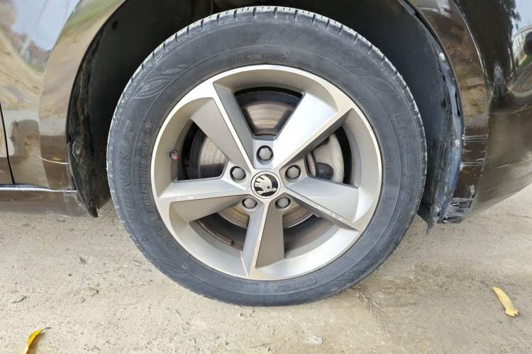 Used Skoda Octavia 2016 1.6L Automatic Chuanxing Edition Right Front Wheel Hub