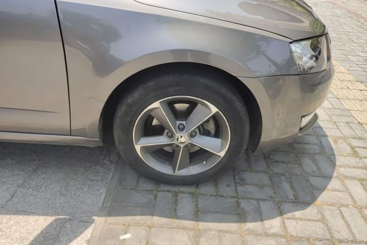 Used Skoda Octavia 2016 1.6L Manual Trend Edition Right Front Wheel Hub