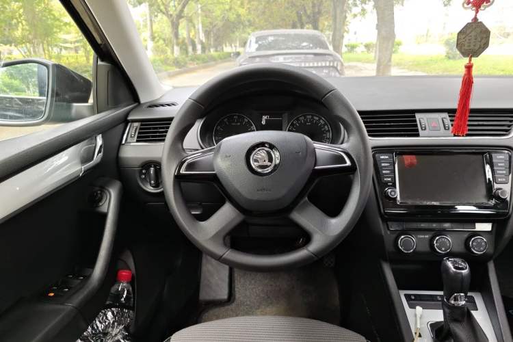 Used Skoda Octavia 2016 1.6L Automatic Chuanxing Edition Steering Wheel