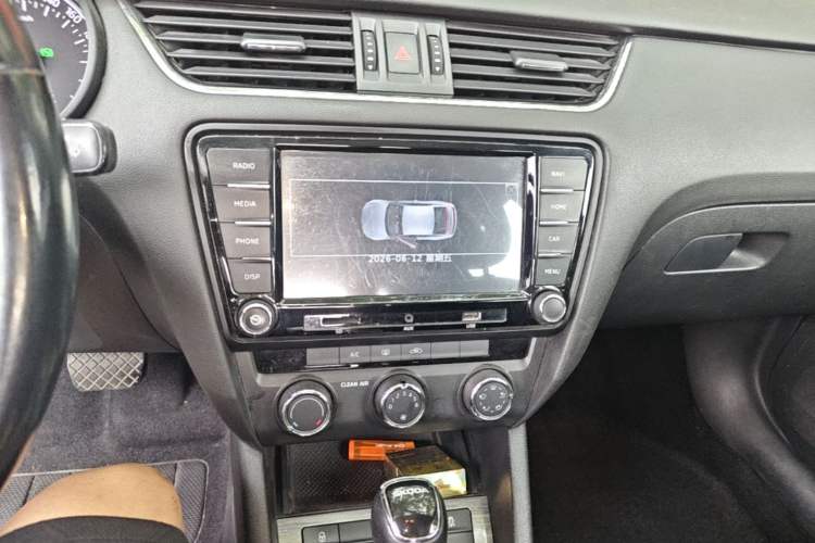 Used Skoda Octavia 2016 1.6L Automatic Smart Drive Edition Audio And AC Panel