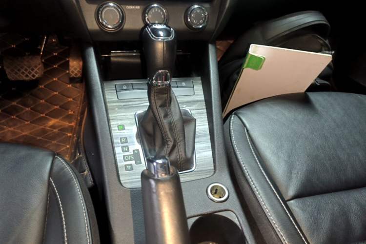 Used Skoda Octavia 2016 TSI280 DSG Smart Drive Edition Gear Lever