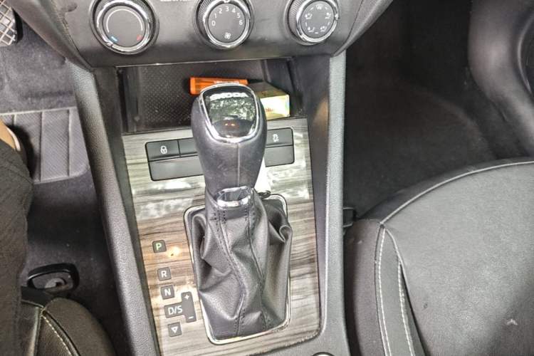 Used Skoda Octavia 2016 1.6L Automatic Smart Drive Edition Gear Lever