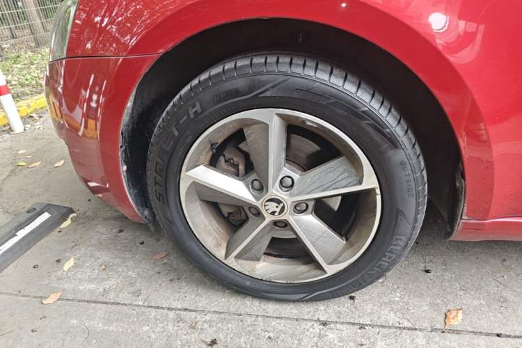 Used Skoda Octavia 2016 1.6L Automatic Smart Drive Edition Left Front Wheel Hub