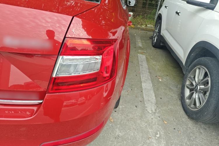 Used Skoda Octavia 2016 1.6L Automatic Smart Drive Edition Right Rear Taillight