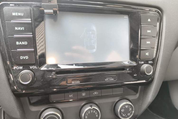 Used Skoda Octavia 2016 1.6L Automatic Smart Drive Edition Audio And AC Panel