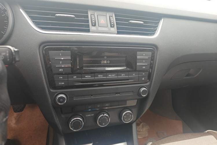 Used Skoda Octavia 2016 1.6L Manual Trend Edition Audio And AC Panel