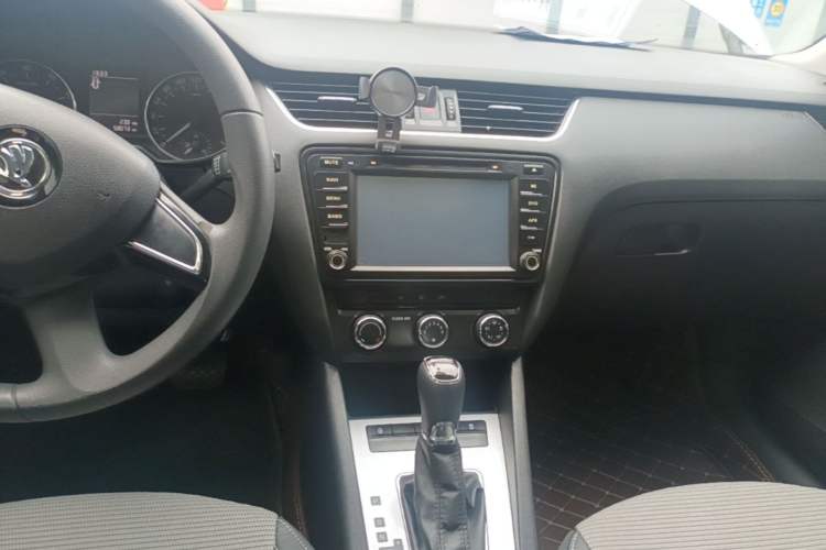 Used Skoda Octavia 2016 1.6L Automatic Chuanxing Edition Audio And AC Panel