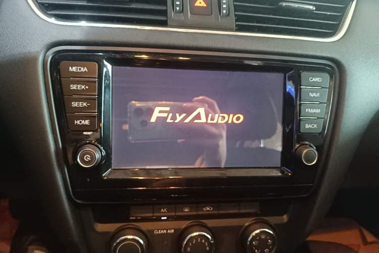 Used Skoda Octavia 2016 TSI280 DSG Smart Drive Edition Audio And AC Panel