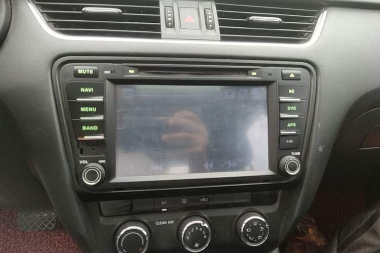 Used Skoda Octavia 2016 1.6L Automatic Smart Drive Edition Audio And AC Panel