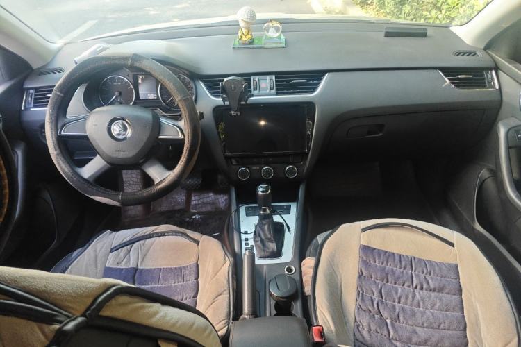 Used Skoda Octavia 2016 1.6L Automatic Chuanxing Edition Center Console