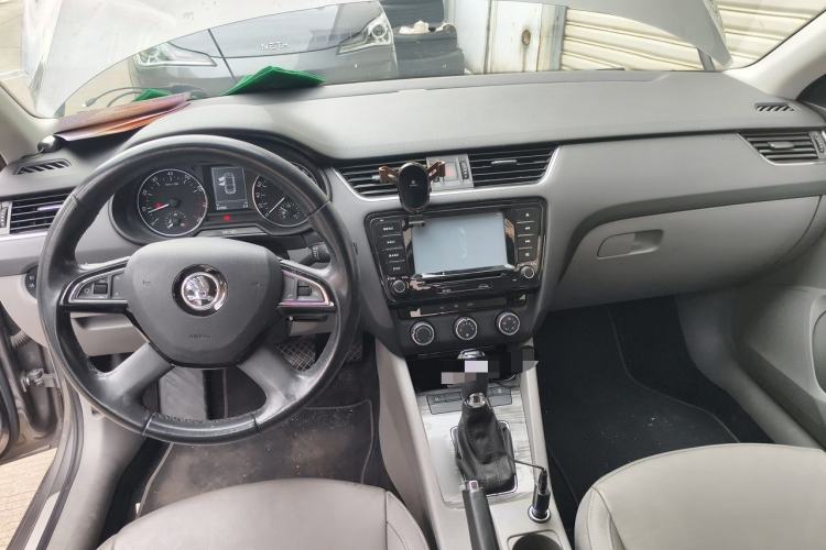 Used Skoda Octavia 2016 1.6L Automatic Smart Drive Edition Center Console