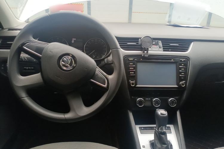 Used Skoda Octavia 2016 1.6L Automatic Chuanxing Edition Center Console