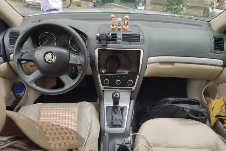 Used Skoda Octavia 2016 1.6L Automatic Smart Drive Edition Center Console