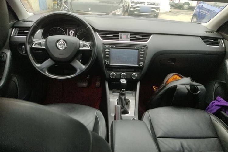 Used Skoda Octavia 2016 1.6L Automatic Smart Drive Edition Center Console