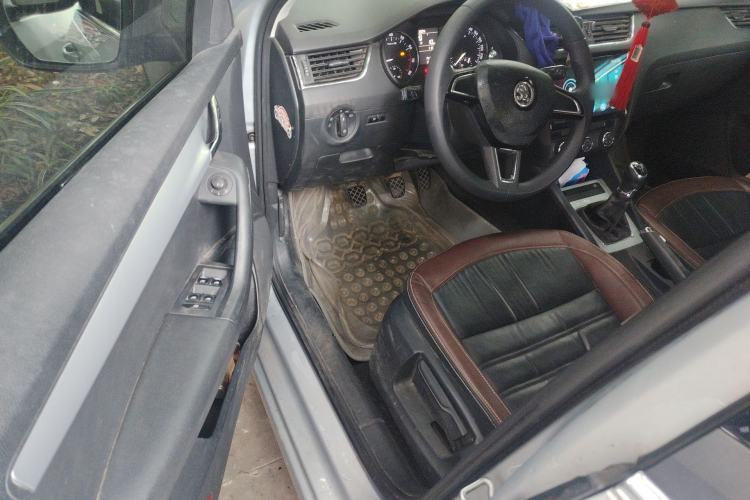 Used Skoda Octavia 2016 1.6L Manual Front-Wheel-Drive Version Driver Seat
