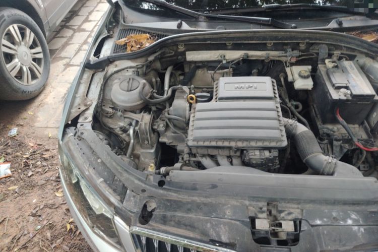 Used Skoda Octavia 2016 1.6L Manual Front-Wheel-Drive Version Engine Bay Right
