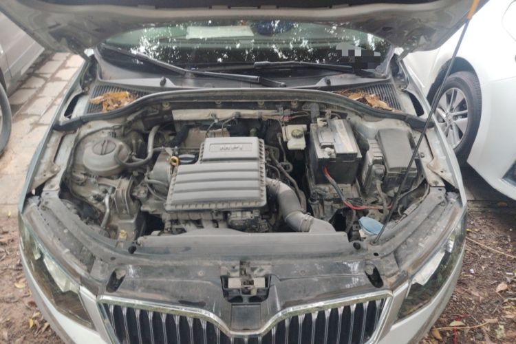 Used Skoda Octavia 2016 1.6L Manual Front-Wheel-Drive Version Engine Bay