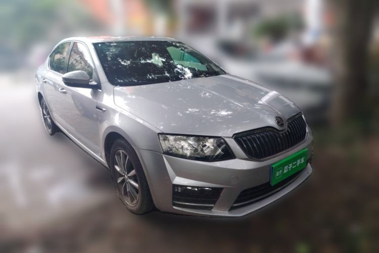 Used Skoda Octavia 2016 1.6L Manual Front-Wheel-Drive Version Front Right 45 Deg