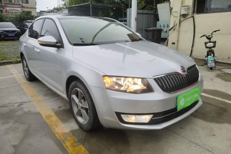 Used Skoda Octavia 2016 1.6L Automatic Smart Drive Edition Front Right 45 Deg