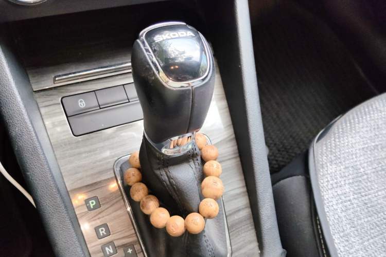 Used Skoda Octavia 2016 1.6L Automatic Smart Drive Edition Gear Lever