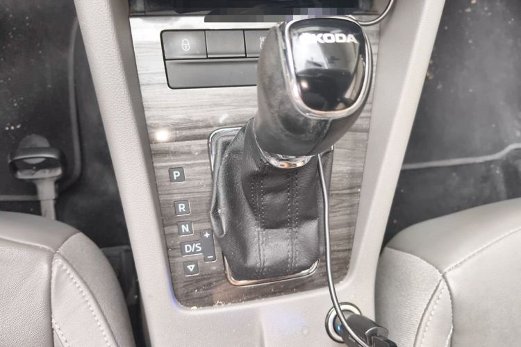 Used Skoda Octavia 2016 1.6L Automatic Smart Drive Edition Gear Lever