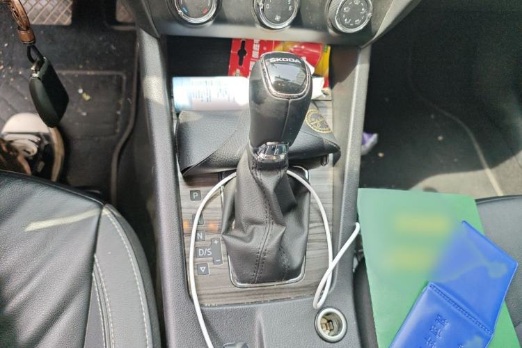 Used Skoda Octavia 2016 1.6L Automatic Smart Drive Edition Gear Lever