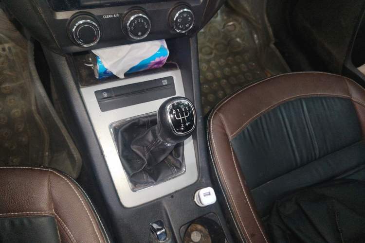 Used Skoda Octavia 2016 1.6L Manual Front-Wheel-Drive Version Gear Lever