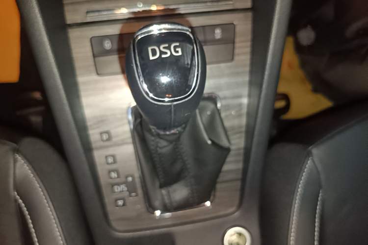 Used Skoda Octavia 2016 TSI280 DSG Smart Drive Edition Gear Lever