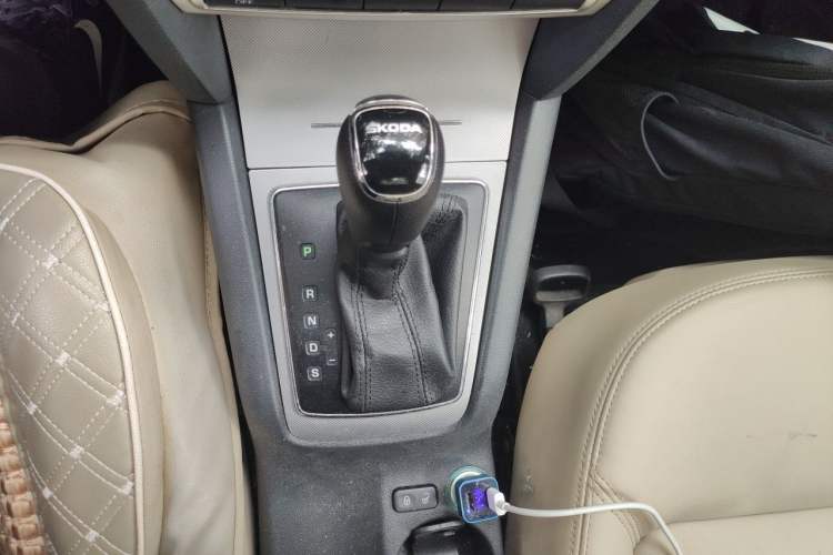 Used Skoda Octavia 2016 1.6L Automatic Smart Drive Edition Gear Lever