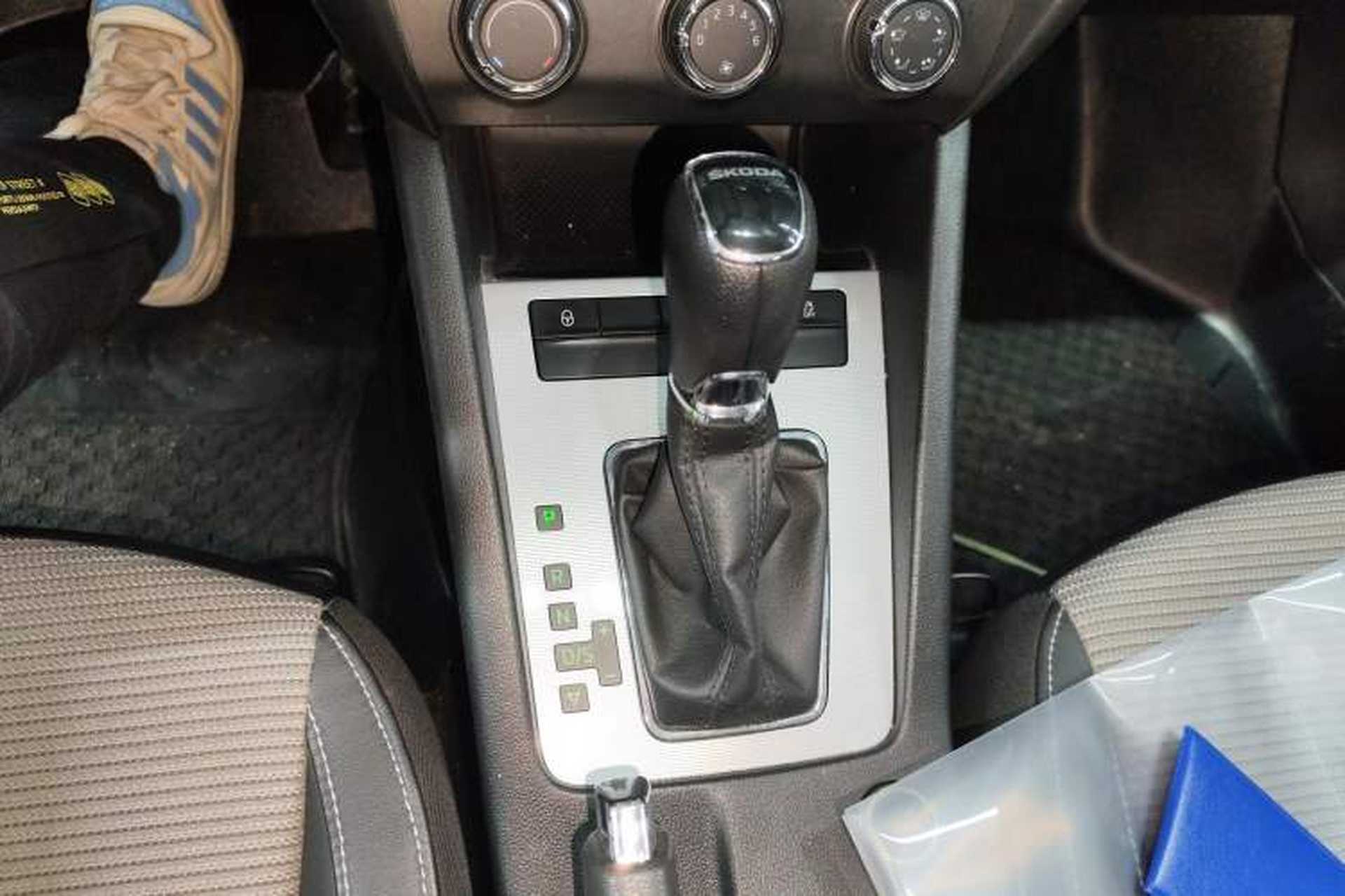 Used Skoda Octavia 2016 1.6L Automatic Chuanxing Edition Gear Lever