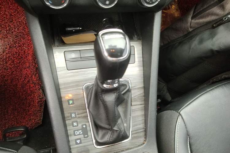 Used Skoda Octavia 2016 1.6L Automatic Smart Drive Edition Gear Lever