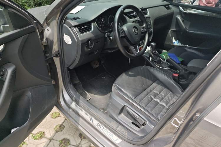 Used Skoda Octavia 2016 1.6L Automatic Smart Drive Edition Interior 3